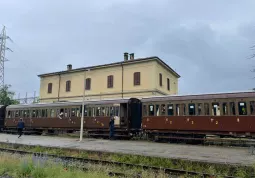 Un convoglio d'epoca  alla stazione di Busca in occasione di un viaggio speciale per richiedere la riapertura della linea